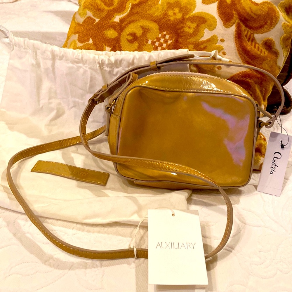 Auxiliary Aritizia NWT camera crossbody gold/metallic leather 70s/Spinni…